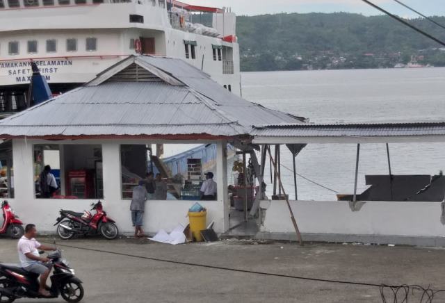 ferry temi tabrak kantin Info Ambon