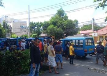 Sopir Angkot Passo Gelar Aksi di DPRD Ambon