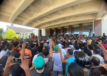 Ratusan Sopir Angkot di Ambon Seruduk Kantor Gubernur