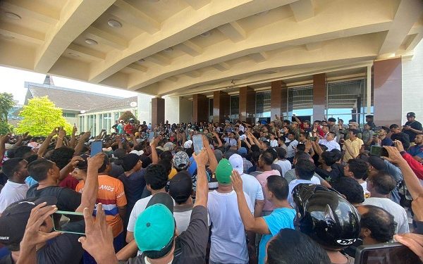 Ratusan Sopir Angkot di Ambon Seruduk Kantor Gubernur