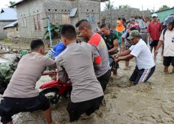 Kapolres SBB Tinjau dan Bantu Warga Terdampak Banjir di Dusun Laala