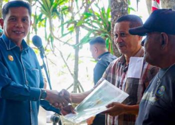 Warga Latuhalat Terima Sertifikat Tanah PTSL