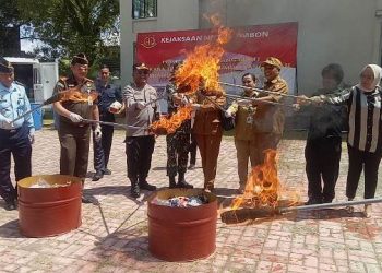 Kejari Ambon Musnahkan 25 Item Barang Berbahaya