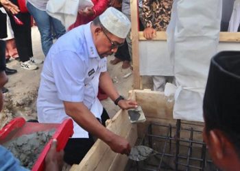 Gubernur Letakan Batu Pertama Bangun Masjid Nurul Huda Buka
