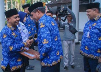 Pj Walikota Serahkan SK PNS dan PPPK di Lingkup Pemkot Ambon