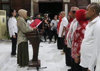 Widya Lantik Pengurus Dekranasda SBT Periode 2021 – 2026