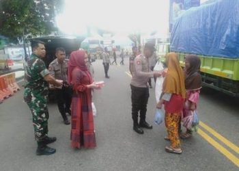 Puskodalopsdam Pattimura dan Anggota Polsek KPPP Berbagi Takjil Gratis