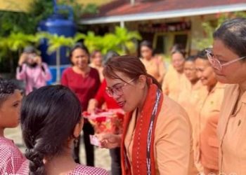 Dukcapil Gandeng DWP Bagi 422 KIA Pada Tiga Sekolah di Ambon