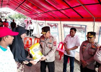 Kapolda Kunjungi Korban Kebakaran Pasar Gambus dan Serahkan Bantuan