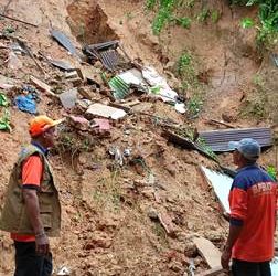 Hujan Lebat di Ambon; 2 Rumah Tertimpa Longsor, 2 Tertimpa Batu, Jalan Rusak dan Talud Patah