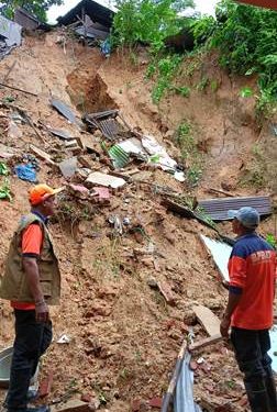 Hujan Lebat di Ambon; 2 Rumah Tertimpa Longsor, 2 Tertimpa Batu, Jalan Rusak dan Talud Patah
