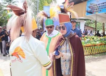 Gelar Adat Rumpun Fanan untuk Gubernur Maluku dan Istri