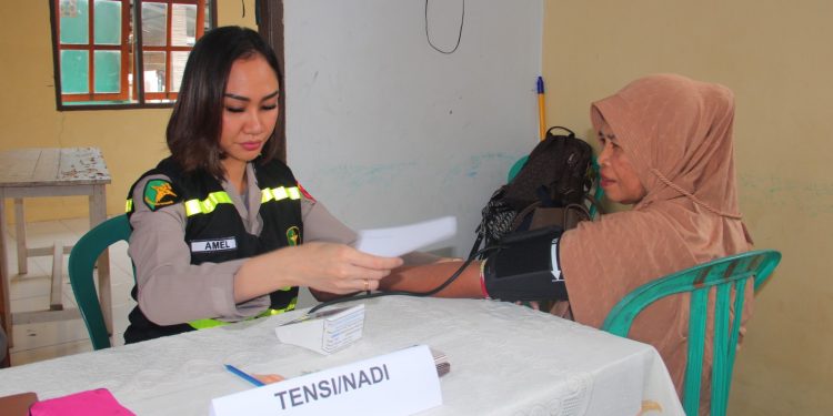 Sambut HUT ke-75 Polwan, Polda Maluku Gelar Bakti Kesehatan di Negeri Laha