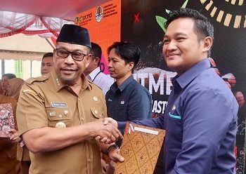 Gubernur Berikan Penghargaan Adiwiyata