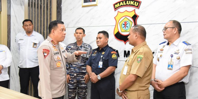 Kapolda Perintahkan Pengerahan Mobil AWC dan Peralatan Polri Untuk Padamkan Api di Lahan Gabut SBT