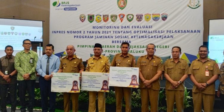 Pemkot Ambon Terima penghargaan paritrana Award Dari BPJS Ketenagakerjaan
