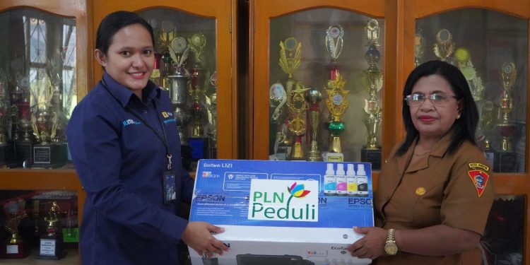 PLN UIW MMU Beri Bantuan Fasilitas IT bagi SD Inpres 24 Ambon