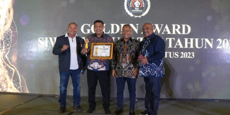 Walikota dan Ketum KONI Ambon Dapat Golden Award SIWO PWI