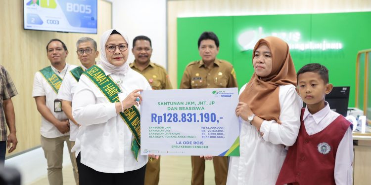 Maknai Harpelnas 2023, BPJamsostek Maluku Serahkan Santunan Kepada 4 Orang Ahli Waris