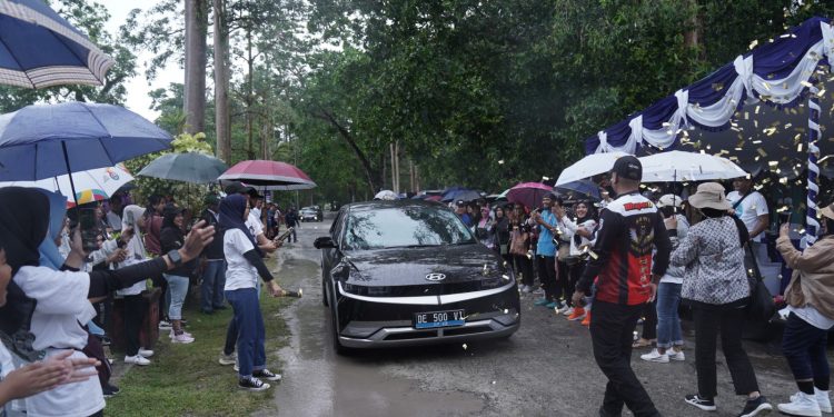 Gubernur Maluku Pimpin Konvoi Kendaraan Listrik