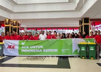 ACE Hardware Serahkan Bantuan Peralatan Kebersihan Kepada Pemkot Ambon