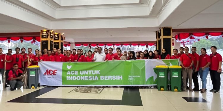 ACE Hardware Serahkan Bantuan Peralatan Kebersihan Kepada Pemkot Ambon