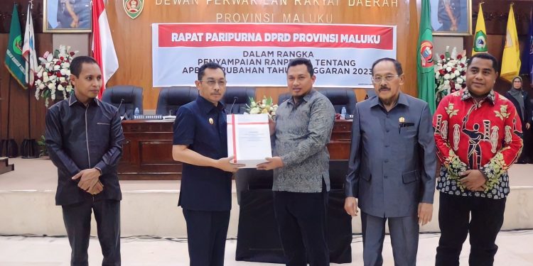 Pemprov Serahkan Nota Keuangan dan Ranperda Perubahan 2023 Kepada DPRD