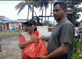 Dinsos Ambon Bagikan 51 Bungkus Makanan Siap Saji Bagi Korban Kebakaran di Gudang Arang