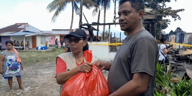 Dinsos Ambon Bagikan 51 Bungkus Makanan Siap Saji Bagi Korban Kebakaran di Gudang Arang