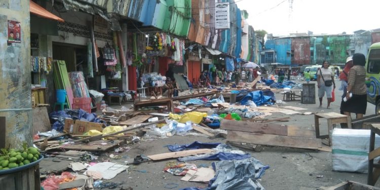Lapak PKL Pasar Mardika Dibongkar