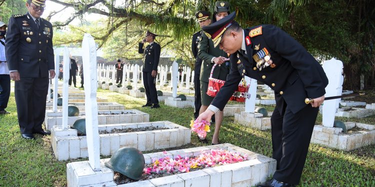 Kapolda Maluku Pimpin Ziarah Hari Pahlawan di TMP Kapahaha Ambon