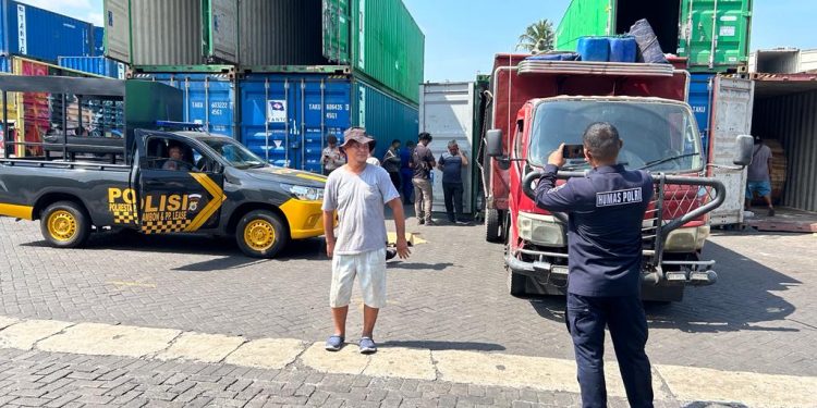 Tim Satgas Preventif OMB Salawaku Amankan Pengiriman Logistik Pemilu ke KPU Malteng