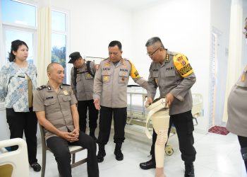 Kapolda Maluku Berikan Bantuan Kaki Palsu untuk Anggota Polri