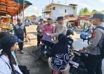 Hadapi Pemilu 2024, Polda Maluku Bagi Brosur Himbauan Kamtibmas di Pantai Mardika Ambon