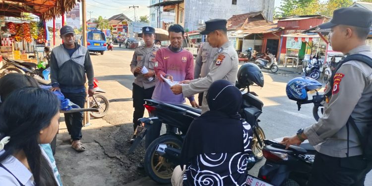 Hadapi Pemilu 2024, Polda Maluku Bagi Brosur Himbauan Kamtibmas di Pantai Mardika Ambon