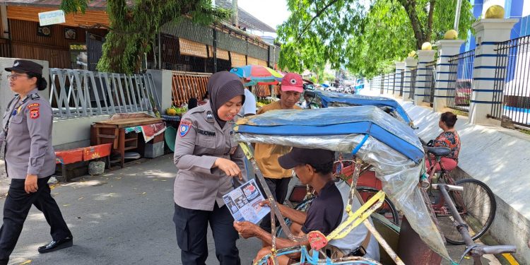 Ajak Warga Jaga Kamtibmas Satgas OMB Salawaku Bagi-bagi Brosur di Ambon