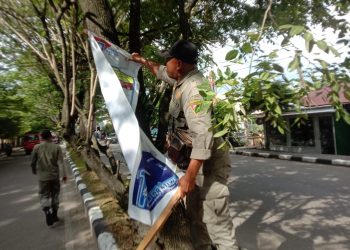 Pemkot Ambon dan Bawaslu Tertibkan APK Langgar Aturan