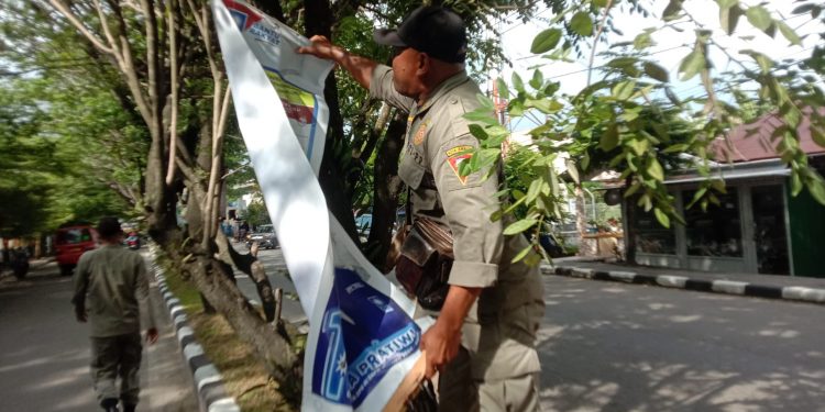 Pemkot Ambon dan Bawaslu Tertibkan APK Langgar Aturan