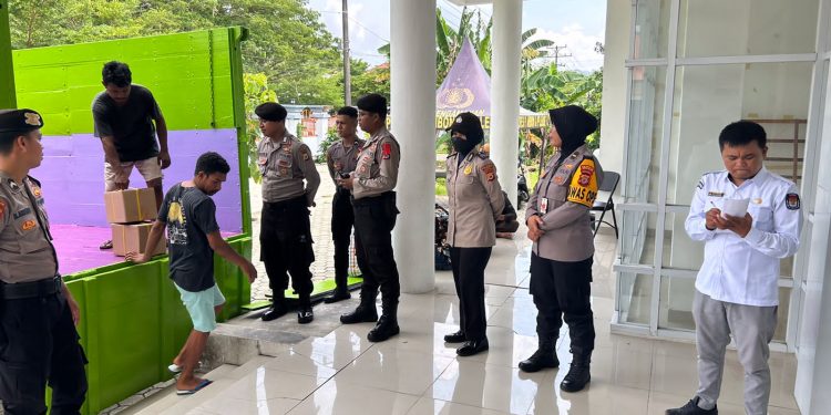 Satgas OMB Polda Maluku Amankan Pemindahan Logistik Pemilu oleh KPU Kota Ambon