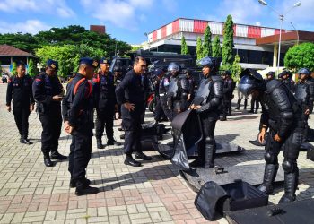 Siap Amankan Pemilu, Dansat Brimob Polda Maluku Cek Personel dan Rantis