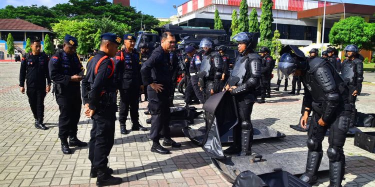 Siap Amankan Pemilu, Dansat Brimob Polda Maluku Cek Personel dan Rantis