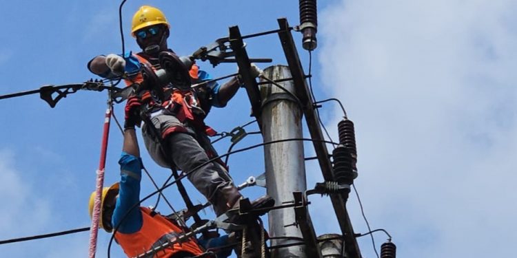 PLN UP3 Ambon Lakukan Pemeliharaan Infrastruktur Kelistrikan di 8 Lokasi