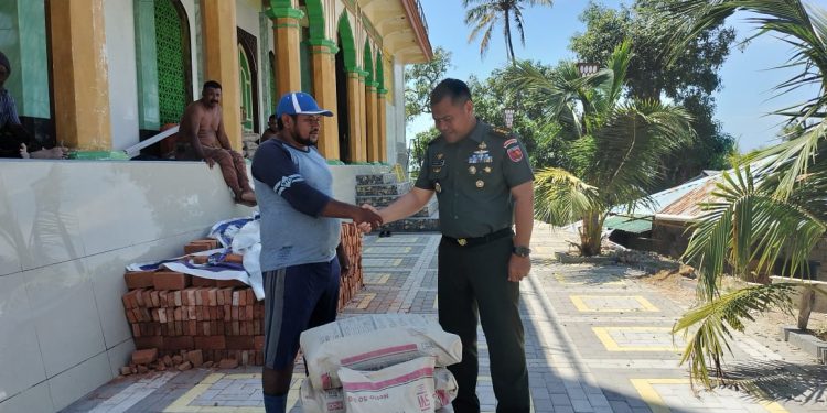 Pangdam Pattimura Berikan Bantuan Untuk Pembangunan Masjid Desa Larike