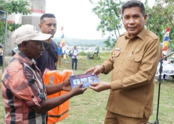 Pemkot Serahkan Bantuan Mesin kepada 15 Kelompok Nelayan Ambon