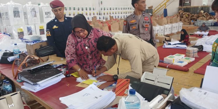 Polda Maluku Amankan Distribusi Surat Suara Tambahan ke KPU Tual dan Malra