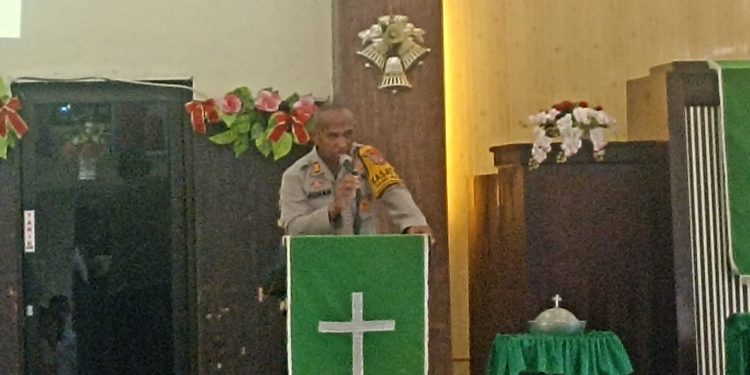 Setelah Gelar Jumat Curhat di Masjid, Kini Kapolsek Nusaniwe Lakukan Minggu Kasih di Gereja