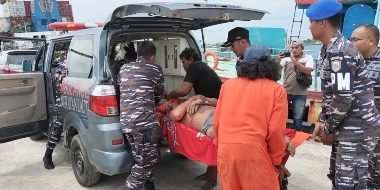 Prajurit Lanal Aru Berhasil Evakuasi ABK Korban Kebakaran KM. Bayu Sentosa III