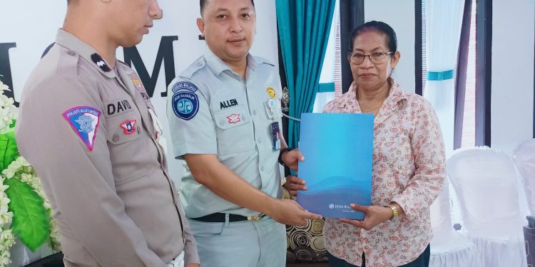 Ahli Jasa Raharja Serahkan Santunan Rp50 Juta Kepada Ahli Waris Lakalantas di Halong