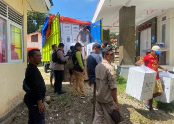 Personel Polres Malteng Kawal Distribusi Logistik Pemilu Melalui Jalur Laut