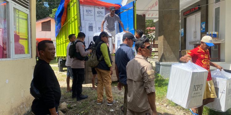 Personel Polres Malteng Kawal Distribusi Logistik Pemilu Melalui Jalur Laut